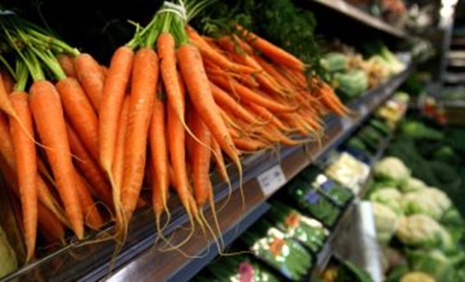 To lower your risk of developing cataracts and age-related macular degeneration, eat these foods.