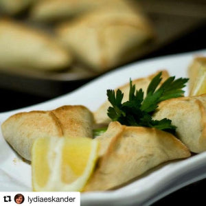 Vegan samosas with slice of lemon and herbs